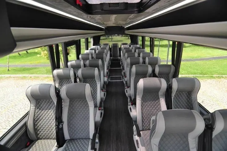 Innenraum eines Reisebusses mit Sitzreihen für Fahrgäste